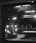 Weihnachtsatmosphäre im Bahnhof Neumünster. Das Bild entstand aus dem Fenster des wohlig warmen Zugabteils. (12.1958) <i>Foto: Walter Hollnagel</i>