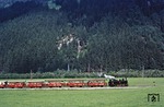 Bei Aschau im Zillertal fährt Lok 3 "Tirol" mit P 8835 ihrem nächsten Halt in Zell am Ziller entgegen. (24.08.1984) <i>Foto: Joachim Bügel</i>