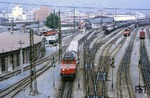 ÖBB 1020.11 (ehemalige E 94 090) rangiert im Bahnhof Innsbruck, rechts wartet 1020.07 (ex E 94 033) vor einem Güterzug zum Brenner. (27.08.1984) <i>Foto: Joachim Bügel</i>