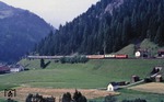 Eine ÖBB 1044 und eine DB 111 befördern den D 285 (Frankfurt/M - Bologna C) auf der Brennerstrecke nahe St. Jodok. (27.08.1984) <i>Foto: Joachim Bügel</i>