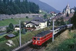 Gemeinsam befördern ÖBB 1110.07 und DB 111 044 den Ex 281 "Alpen-Express" (München - Roma Termini) den Brenner bei St. Jodok hinauf. (29.08.1984) <i>Foto: Joachim Bügel</i>