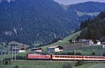 Lienz in Osttirol konnte von Innsbruck aus nur über italienisches Staatsgebiet (Pustertalbahn) erreicht werden. Da aber die FS über ein anderes Stromsystem als die ÖBB verfügt, mussten durchgehende Reisezüge der ÖBB mit einer Diesellokomotive bespannt werden. Mit einem solchen Korridorzug nach Lienz ist ÖBB 2043.77 bei St. Jodok unterwegs. (30.08.1984) <i>Foto: Joachim Bügel</i>