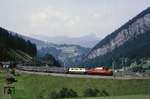ÖBB 1020.04 und DB 111 205 vor D 284 von Bologna C nach Frankfurt am Brenner bei St. Jodok. (30.08.1984) <i>Foto: Joachim Bügel</i>