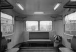 Blick in das ehemalige Steuerwagen-Endabteil eines LBE-Doppelstockwagens, das im Aw Hannover entfernt und durch ein Großraumabteil für Reisende mit Traglasten ersetzt wurde. (1964) <i>Foto: H. Brunotte</i>