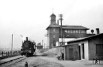 94 988 im Rangierbahnhof Hohenbudberg. Der Niedergang des 1913 eröffneten Rangierbahnhofs begann mit dem Rückzug der Montanindustrie und dem Zechensterben am linken Niederrhein in den 1970er Jahren.  (26.04.1956) <i>Foto: Fischer</i>