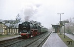 Ein heftiger Regenschauer beendete in Uhlstädt die weitere Verfolgung des P 4005 mit 01 2204 nach Saalfeld. (19.04.1980) <i>Foto: Joachim Bügel</i>
