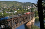 Der nach Traben-Trarbach ausfahrende 628 648 begegnet einer MRCE 185, die mit DGS 95099 von Göttelborn nach Moers die Zugkreuzung auf der Moselbrücke in Bullay abwarten muss. (17.09.2014) <i>Foto: Joachim Bügel</i>