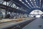 In der imposanten Halle des Leipziger Hauptbahnhofs ist 01 0505 mit P 3020 eingetroffen. (05.06.1980) <i>Foto: Wolfgang Bügel</i>