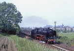 Hinter Oppurg ist 01 2114 mit E 802 auf dem eingleisigen Streckenabschnitt nach Neustadt/Orla unterwegs. (06.06.1980) <i>Foto: Wolfgang Bügel</i>