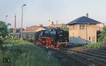 Mit den letzten Sonnenstrahlen erreichte 01 2204 vor E 807 das Wärterstellwerk "W 3" in der westlichen Bahnhofsausfahrt von Triptis. (06.06.1980) <i>Foto: Wolfgang Bügel</i>