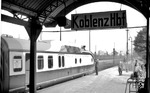 Präsentationsfahrt des VT 11 5003 im Bahnhof Koblenz Hbf. Das Zuglaufschild weist ihn als TEE 168 ("Paris-Ruhr") aus, dessen Laufweg planmäßig jedoch nicht über Koblenz, sondern über Köln - Aachen ging. (1958) <i>Foto: Fischer</i>