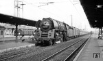 01 1511 (Bw Berlin-Ostbf) rauscht mit einem Schnellzug durch den Bahnhof Radebeul. Im Hintergrund steht ein Schmalspurzug der 750 mm Schmalspurbahn Radebeul Ost – Radeburg. (1971) <i>Foto: Archiv Ludger Kenning</i>