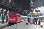 Die wohl dienstälteste Lok von DB-Fernverkehr (Abnahme: 31.08.1962) ist auch nach mehr als 52 Jahren unverzichtbar. So beförderte sie im Oktober 2014 als Ersatzlok für eine ausgefallene 101 den IC 2005 von Emden nach Koblenz, hier bei der Abfahrt in Köln Hbf. (28.10.2014) <i>Foto: Joachim Bügel</i>