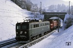 Die noch grün lackierte ÖBB 1110.028 fährt mit 1020.007 und 1110.529 bei Steinach vom Brenner kommend zurück nach Innsbruck. (16.01.1987) <i>Foto: Joachim Bügel</i>
