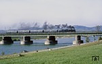 Anlässlich des 150-jährigen Jubiläums der Österreichischen Eisenbahnen war die 685 186 der italienischen Staatsbahn (FS) mit einem Sonderzug auf der Donaubrücke bei Wien-Floridsdorf unterwegs. (08.10.1987) <i>Foto: Slg. Wolfgang Bügel</i>