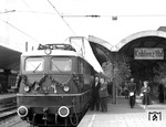 Anlässlich der Eröffnung des elektrischen Zugbetriebs auf der linksrheinischen Strecke Remagen - Koblenz - Ludwigshafen hatte E 10 121 die Ehre, den Zug mit den Festgästen zu befördern, der hier im Bahnhof Koblenz Hbf einen Zwischenstopp einlegt. (29.05.1958) <i>Foto: Fischer</i>