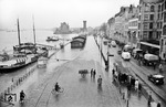 Die Kölner nehmen das jährlich wiederkehrende Rheinhochwasser mit der ihr eigenen rheinischen Gelassenheit hin. Böse Zungen behaupten allerdings, dass einige Verwaltungen dies auch zum willkommenen Anlass nehmen, unliebsame Aktenvorgänge zu versenken... (1932) <i>Foto: RBD Köln (Felten)</i>