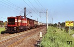 KBE V 33 (KHD, Baujahr 1961) mit einem beachtlichen Güterzug am Ortsende von Wesseling. (25.05.1977) <i>Foto: Peter Schiffer</i>