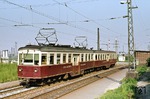 Vor der Wesselinger Industriekulisse legt KBE ET 31 einen Zwischenhalt im Haltepunkt Berzdorf-Ost ein. (25.05.1977) <i>Foto: Peter Schiffer</i>