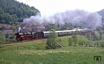 Anlässlich des "Tag des Eisenbahners" passiert 58 3047 mit dem DMV-Sdz P 23646 die Blockstelle Götterfelsen nahe Meißen-Triebischtal. (07.06.1980) <i>Foto: Wolfgang Bügel</i>