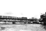 93 572 (Bw Hamburg-Harburg) mit einem Güterzug auf der Oberhafenbrücke in Hamburg.  (17.07.1946) <i>Foto: Walter Hollnagel</i>