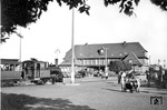 Ein Zug der Sylter Inselbahn mit Lok 14 (Hohenzollern, Baujahr 1897) vor dem Empfangsgebäude der Bundesbahn in Westerland. (1951) <i>Foto: Walter Hollnagel</i>