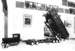 Das Reichsbahn Betriebsmodell des Straßenfahrzeugs mit Kippvorrichtung als Modell im Maßstab 1:10 auf der Straßenbauausstellung in München. (1934) <i>Foto: RVM</i>