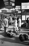 Reisende am "Interzonenzug" nach Berlin auf Gleis 6 des Hamburger Hauptbahnhofs, die aber offenkundig auf ein anderes Fahrtziel warten. (1963) <i>Foto: Walter Hollnagel</i>