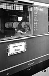 Reisender im 1. Klasse-Abteil des A4üe "11604 Hmb" mit dem etwas merkwürdigen Zuglauf von Hamburg-Altona nach Husum. (1961) <i>Foto: Walter Hollnagel</i>