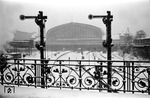 Blick von der "Altmannbrücke" auf den winterlichen Hamburger Hauptbahnhof. (26.02.1957) <i>Foto: Walter Hollnagel</i>