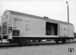Ibbhs398-Kühlwagen des Schweizer Logistikunternehmens INTERFRIGO. Der Gattungsbuchstabe „I“ hat für Güterwagen mit Temperaturbeeinflussung die Bedeutung, dass sie über eine thermischer Dämmung der Klasse IN verfügen, eine Luftumwälzung durch Windmotor haben, mit Fußbodenrost und Eiskästen von mindestens 3,5 m³ oder mehr ausgerüstet sind. Diese Beschreibung trifft für die einfachste Ausführung eines Kühlwagens zu, Abweichungen von dieser Ausführung werden durch Kennbuchstaben wiedergegeben.  (1972) <i>Foto: Grandt</i>