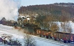 Filmzug Dsts 80712 war sogar mit echten Kohlen beladen, die von den Statisten geklaut werden sollten, nachdem die Einfahrt des Zuges in den Bahnhof (Schee) sabotiert worden war.  (13.01.1977) <i>Foto: Wolfgang Bügel</i>