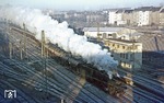 Mit Kraftwerkskohle für Bochum-Weitmar ballert 044 402 (44 1402) vor Gdg 58929 durch den Bahnhof Bochum-Nord. (31.01.1977) <i>Foto: Joachim Bügel</i>