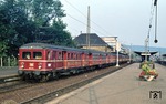 DER typische Stuttgarter Vorortzug war der ET 65, der seit den 1930er Jahren einen vertakteten Betrieb ermöglichte. Eine Mehrfacheinheit mit 465 005 an der Zugspitze steht am Bahnsteig in Stuttgart-Bad Cannstatt bereit. (11.08.1977) <i>Foto: Peter Schiffer</i>