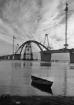 Die im Bau befindliche Fehmarnsundbrücke lichtete der Hamburger BD-Fotograf auf seine unnachahmliche Weise ab. (14.09.1962) <i>Foto: Walter Hollnagel</i>