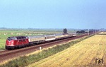 220 071 ist mit DC 912 "Ostfriesland" (Frankfurt - Norddeich) bei Petkum, kurz vor Emden unterwegs. Im August 1977 endeten hier genau die Masten. (31.08.1977) <i>Foto: Peter Schiffer</i>