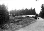 Der Anlass für die Reise des DDR-"Ministers für Eisenbahnwesen" Roman Chwalek nach Hirschberg an die Saale ist ebenso unbekannt wie dieser etwas seltsame Halt an einem Bahnübergang mitten im Wald nahe Hirschberg. (29.06.1954) <i>Foto: RBD Erfurt</i>