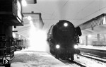 011 091 ist mit E 1812 aus Norddeich Mole im verschneiten Münsteraner Hauptbahnhof eingetroffen. (02.01.1970) <i>Foto: Johannes Glöckner</i>