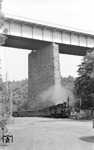 Unter der Autobahnbrücke der heutigen A 72, die über die Mulde bei Wilkau-Haßlau führt, ist ein Zug der Schmalspurbahn nach Kirchberg mit 99 1594 und 99 1579 unterwegs. (24.07.1970) <i>Foto: Johannes Glöckner</i>