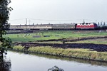 Am Ems-Seitenkanal bei Oldersum ist 220 051 mit E 2730 (Norddeich - Essen -Köln) unterwegs, einige Jahre zuvor noch eine 012-Leistung. Hinter der Lok läuft ein Düm. (31.08.1977) <i>Foto: Peter Schiffer</i>