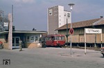 Die Bahnstrecke Meckenbeuren - Tettnang war eine besondere Bahn: Die 1895 eröffnete Privatbahnstrecke der LAG galt als erste in Deutschland elektrisch betriebene regelspurige Eisenbahn mit Personen- und Güterverkehr. 1938 von der Reichsbahn übernommen, wurde die 4,2 km lange Strecke noch bis 1962 von LAG Triebwagen befahren. Bis zur Stilllegung am 30.05.1976 kamen dann DB-Schienenbusse zum Einsatz. Kurz vor Toresschluss wurde dieser 798 im Endbahnhof Tettnang dokumentiert. (13.04.1976) <i>Foto: Dieter Junker</i>