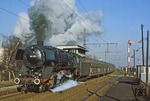 Die von Eisenbahnfreunden mit alter Nummer beklebte 044 434 fährt mit Gdg 58931 nach Bochum-Weitmar durch den Haltepunkt Bochum-Graetz (später: Bochum-Nokia). (31.01.1977) <i>Foto: Wolfgang Bügel</i>