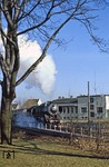 044 434 mit Gdg 58931 auf der Eisenbahnüberführung über die B 226 in Bochum-Weitmar unterwegs zum Kraftwerk Springorum. (31.01.1977) <i>Foto: Wolfgang Bügel</i>
