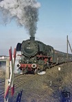044 404 mit Gdg 57847 zum Kraftwerk Gustav Knepper an einem unbeschrankten Bahnübergang in Dortmund-Bodelschwingh. (31.01.1977) <i>Foto: Wolfgang Bügel</i>