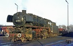 Die heute noch erhaltene 044 556 (44 1558), die mit Unterstützung der Eisenbahnstiftung Joachim Schmidt wieder fahrbereit gemacht werden soll, während ihrer "Planzeit" im Bw Gelsenkirchen-Bismarck. (31.01.1977) <i>Foto: Wolfgang Bügel</i>