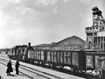 Der an der Kohleverladestation auf einem unbekannten Bahnhof im Donezbecken bereitstehende Zug mit 55 3246 (O&K, Baujahr 1914) offenbart, dass sich die Deutschen nach dem Frankreichfeldzug auch am Wagenmaterial der SNCF schadlos hielten. (1943) <i>Foto: Walter Hollnagel</i>