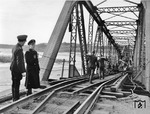 Im Bereich der Widerlager angebrachte Sprengsätze sorgten für effektive Zerstörungen. Mit vergleichsweise geringen Mitteln konnten die Brücken so zum Einsturz gebracht werden, ohne an den Haupttragwerken irreparable Schäden zu hinterlassen. (1943) <i>Foto: Walter Hollnagel</i>