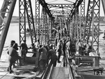 Die von den Sowjets beim Rückzug gängige Vorgehensweise bei Brückensprengungen ließ die Haupttragwerke stehen. Dadurch konnten die unbefahrbar gemachten Eisenbahnbrücken von den Eisenbahnpionieren mit überschaubarem Aufwand aus den Fluten geborgen und vergleichsweise schnell wieder hergerichtet werden. (1943) <i>Foto: Walter Hollnagel</i>