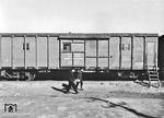 Bei dem von der Reichsbahn dem Gattungsbezirk mit der Wagennummer "Berlin 706 344" zugeordneten Werkstattwagen 8 des Eisenbahn-Ausbesserungszuges 1 handelte es sich im einen Vierachser russischer Herkunft. (1943) <i>Foto: Walter Hollnagel</i>
