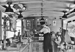 Blick in einen voll ausgestatteten Werkstattwagen, der sogar über eine Drehbank verfügt, an der sich ein Eisenbahner mit der Anfertigung eines Werkstücks versucht. (1943) <i>Foto: Walter Hollnagel</i>